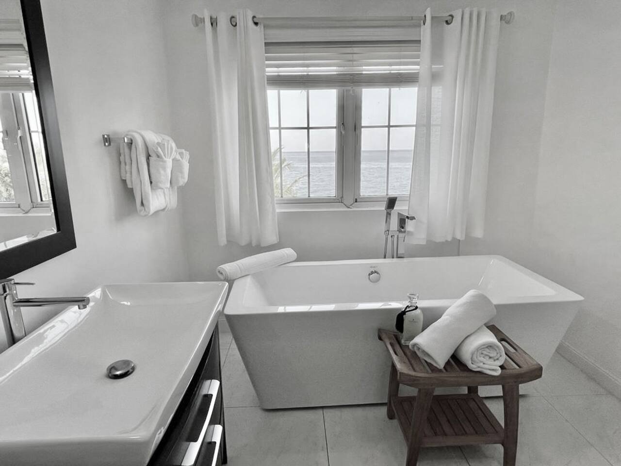Luxury Negril 2BR Villa | Ocean Views Beach & Pool