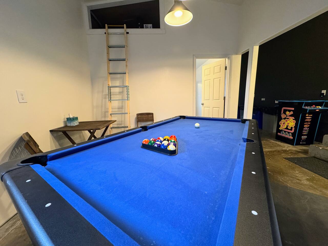 Clean Comfy House with Hot Tub, Pool Table, & BBQ