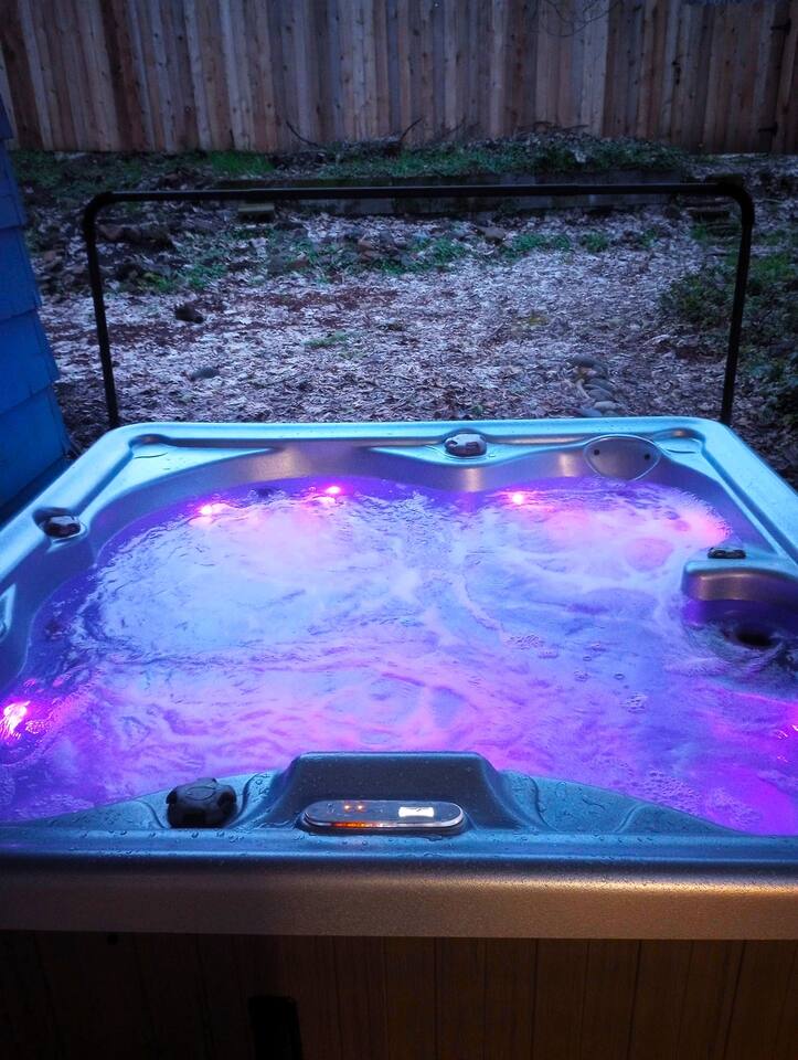 Clean Comfy House with Hot Tub, Pool Table, & BBQ