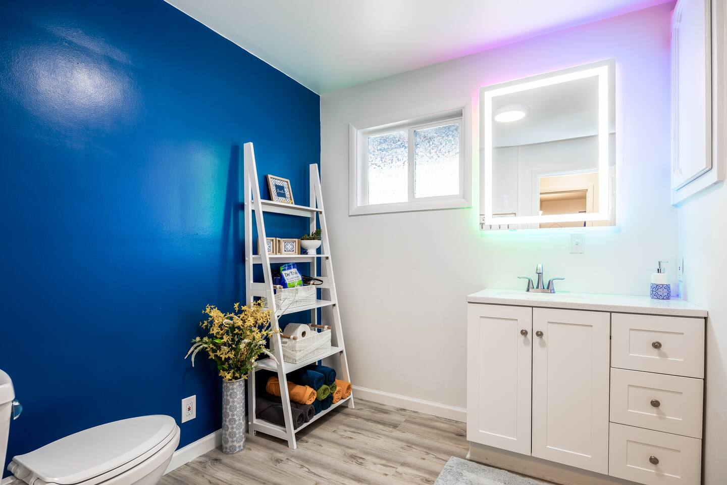 Clean Comfy House with Hot Tub, Pool Table, & BBQ