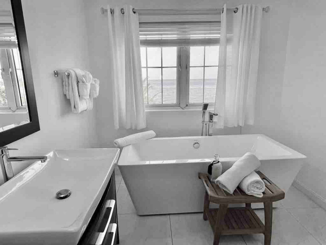 Luxury Negril 3BR Villa | Ocean Views Beach & Pool