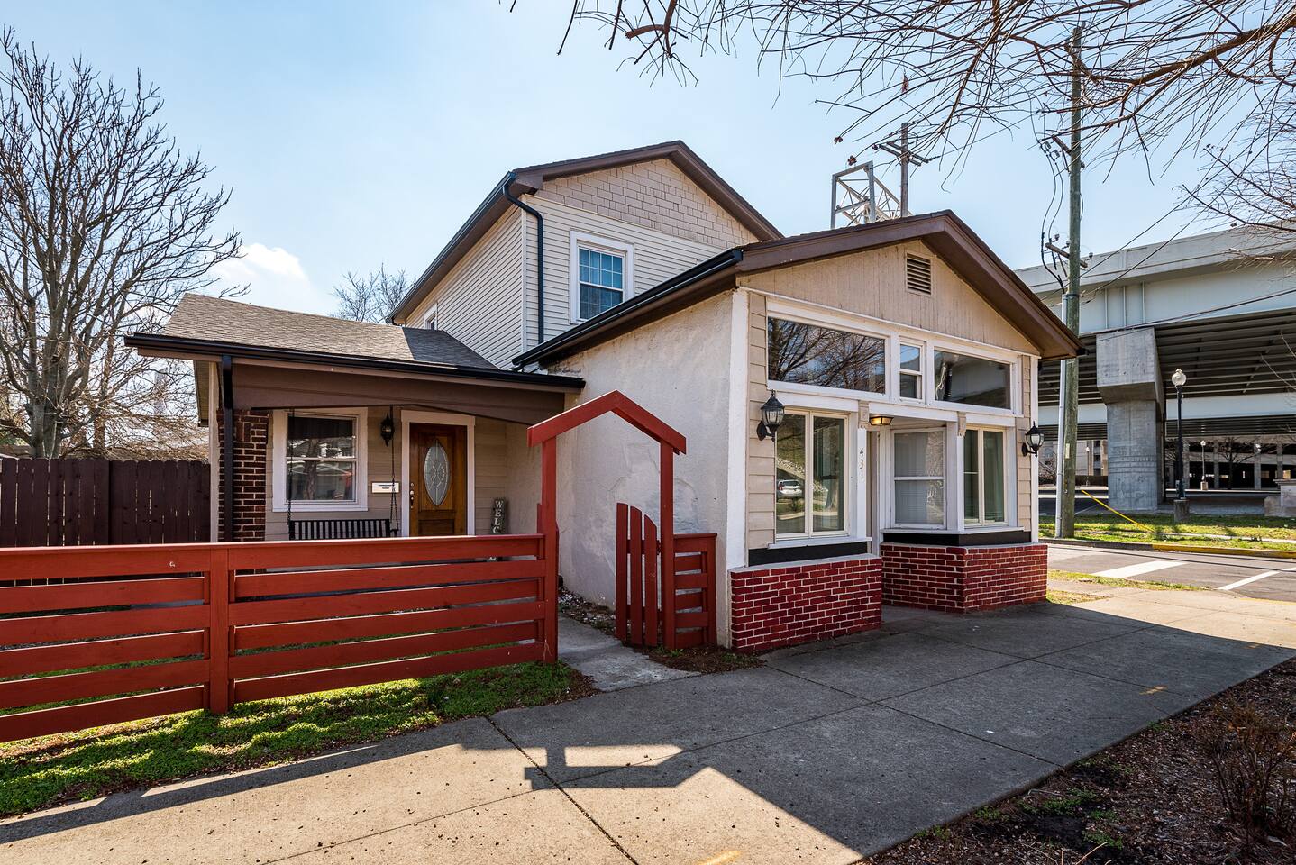 Sleeps 10! Spacious! Large Backyard w/ Fire Pit — Jeffersonville — vacation rental
