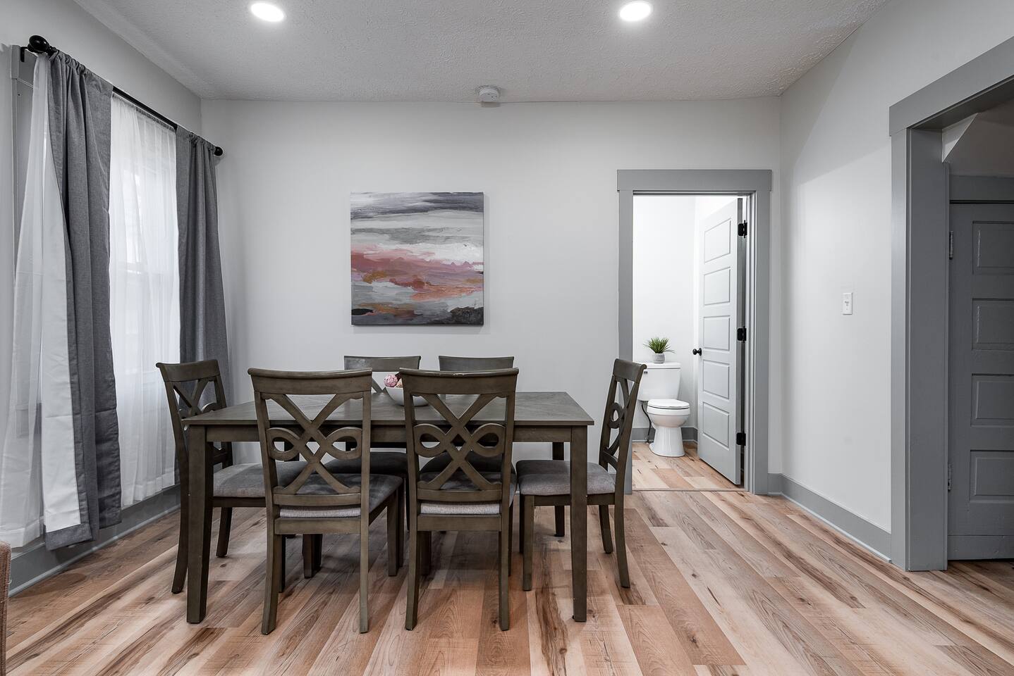 Sleeps 10! Spacious! Large Backyard w/ Fire Pit