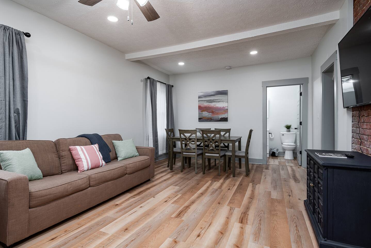 Sleeps 10! Spacious! Large Backyard w/ Fire Pit