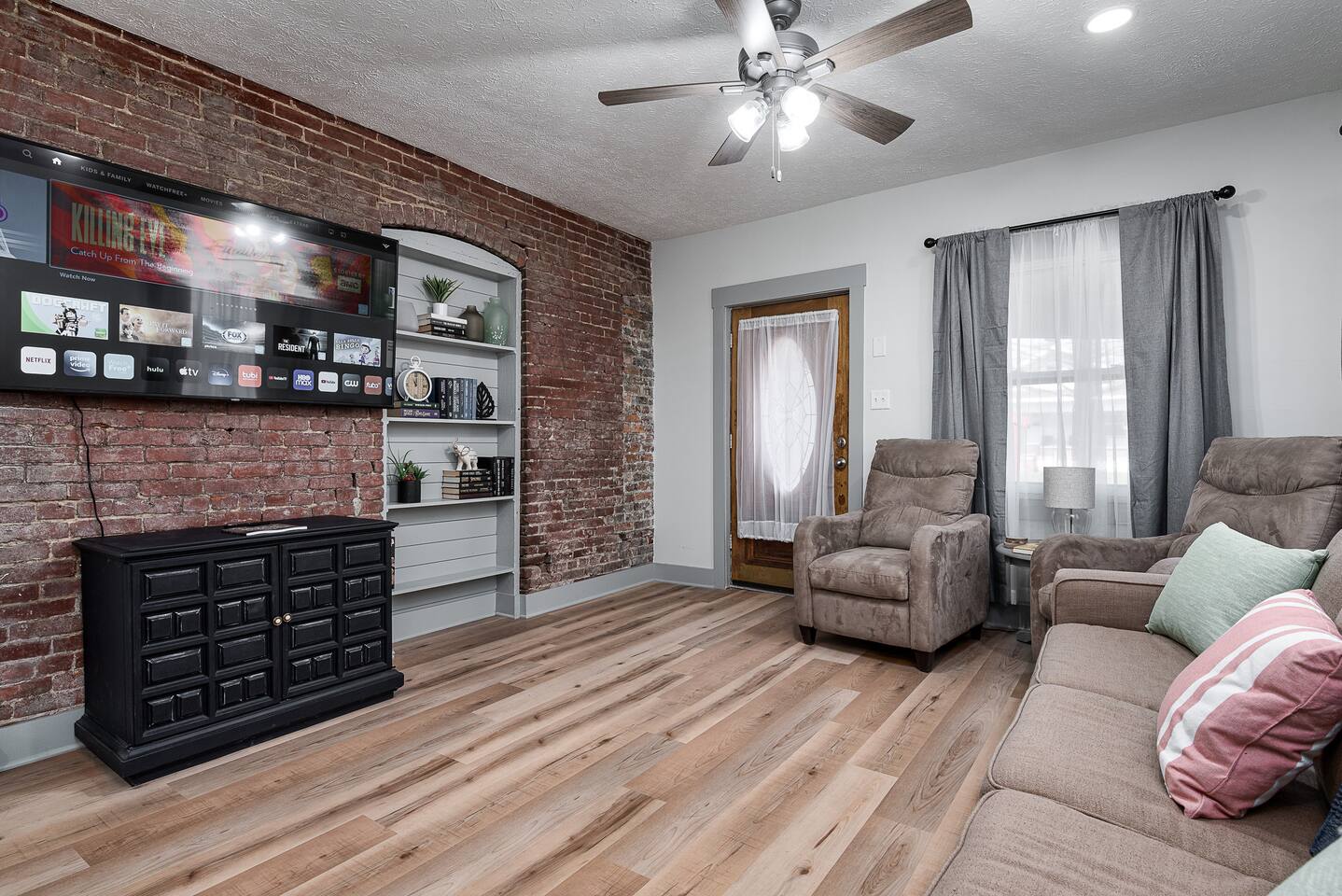 Sleeps 10! Spacious! Large Backyard w/ Fire Pit