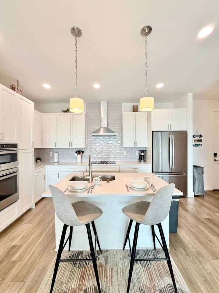 !LAST MINUTE PROMOTION!HEATED POOL&SPA-BRAND NEW-CONDO-WALK TO BEACH/SHOPS/CAFES