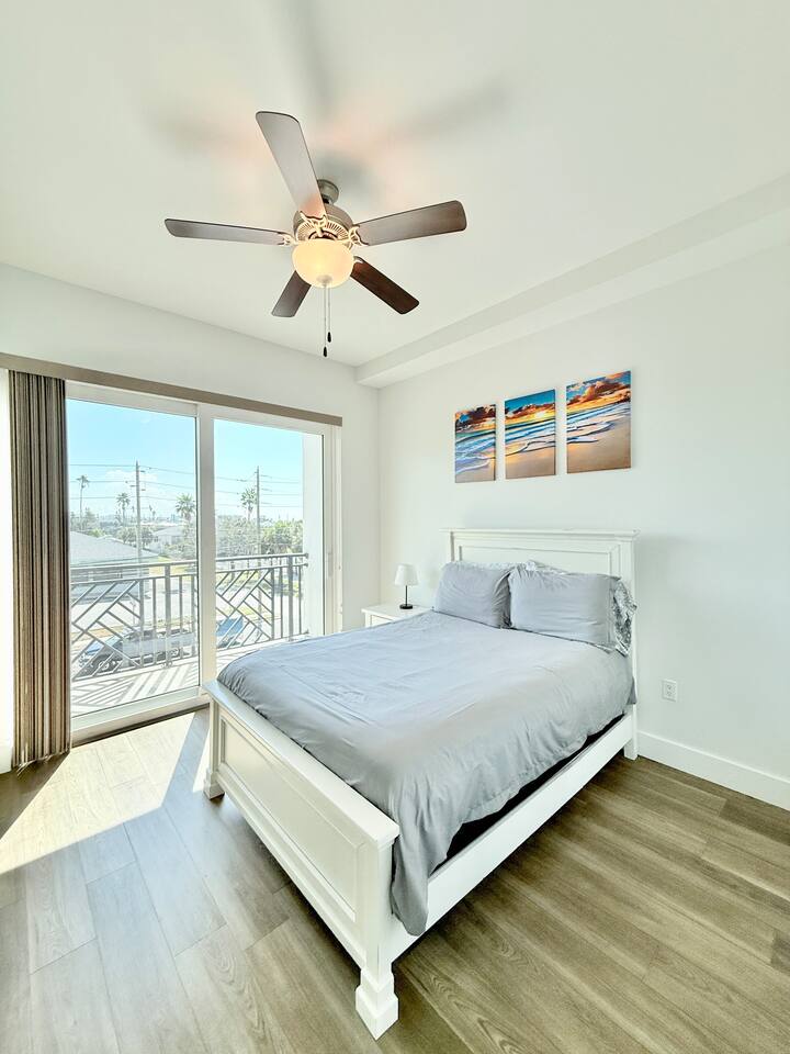 !LAST MINUTE PROMOTION!HEATED POOL&SPA-BRAND NEW-CONDO-WALK TO BEACH/SHOPS/CAFES