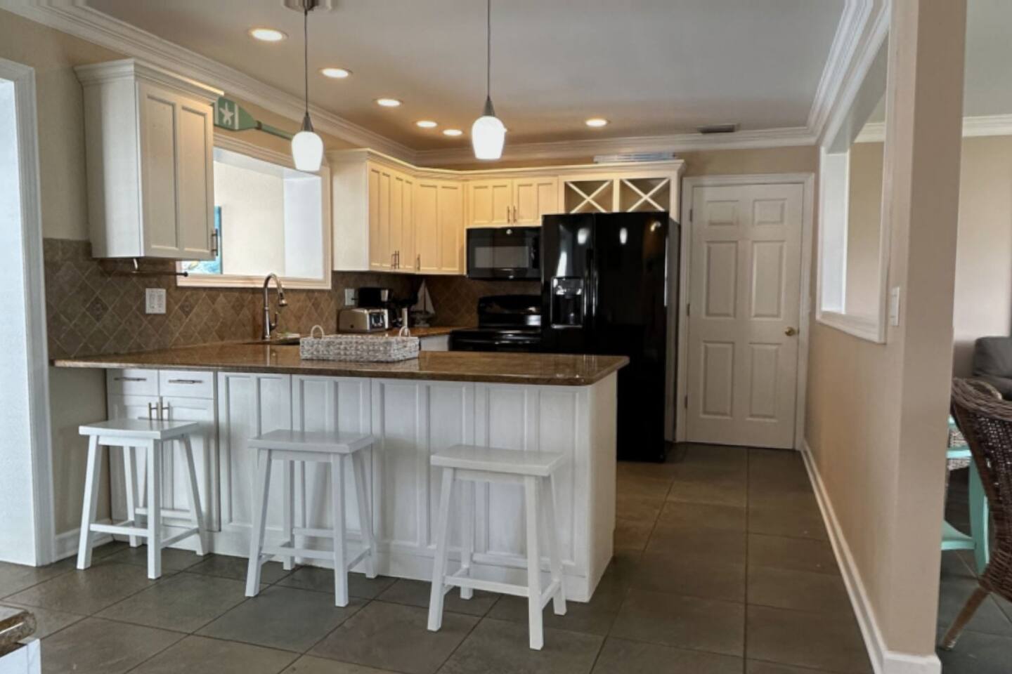 BIG LANAI/POOL HOUSE-BBQ/NEAR BEACH/WATERPARK/DOWNTOWN/SHOP/LAKE/PINELLAS TRAIL!