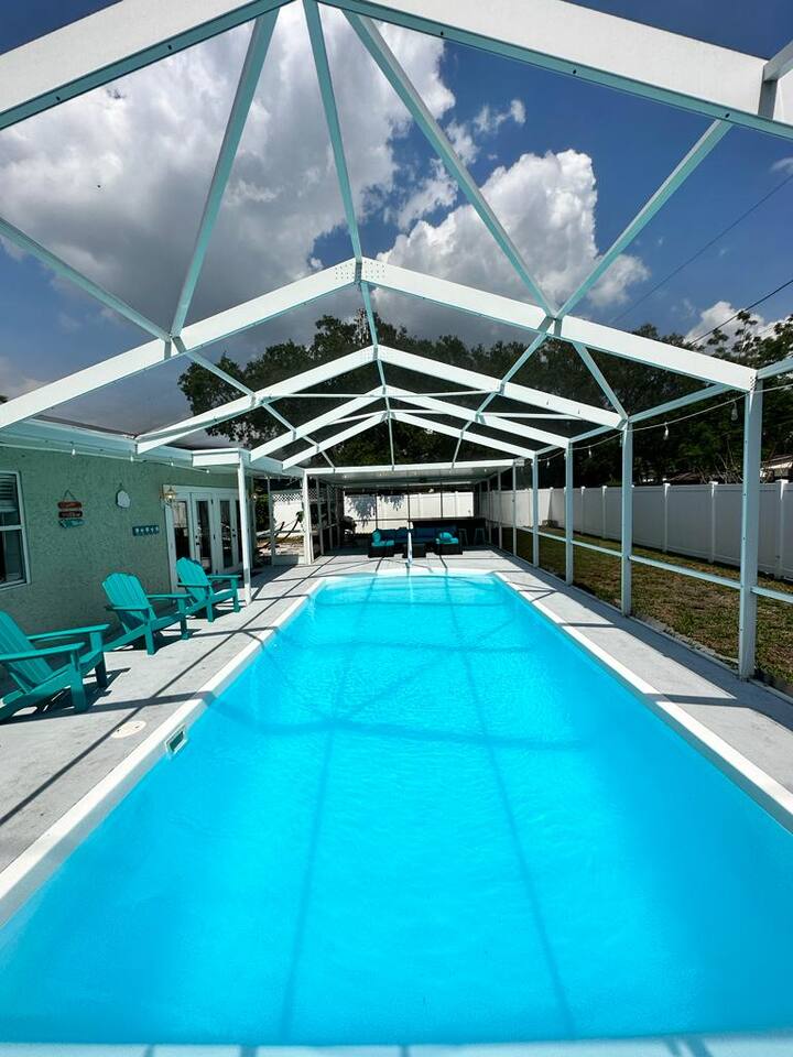 BIG LANAI/POOL HOUSE-BBQ/NEAR BEACH/WATERPARK/DOWNTOWN/SHOP/LAKE/PINELLAS TRAIL!