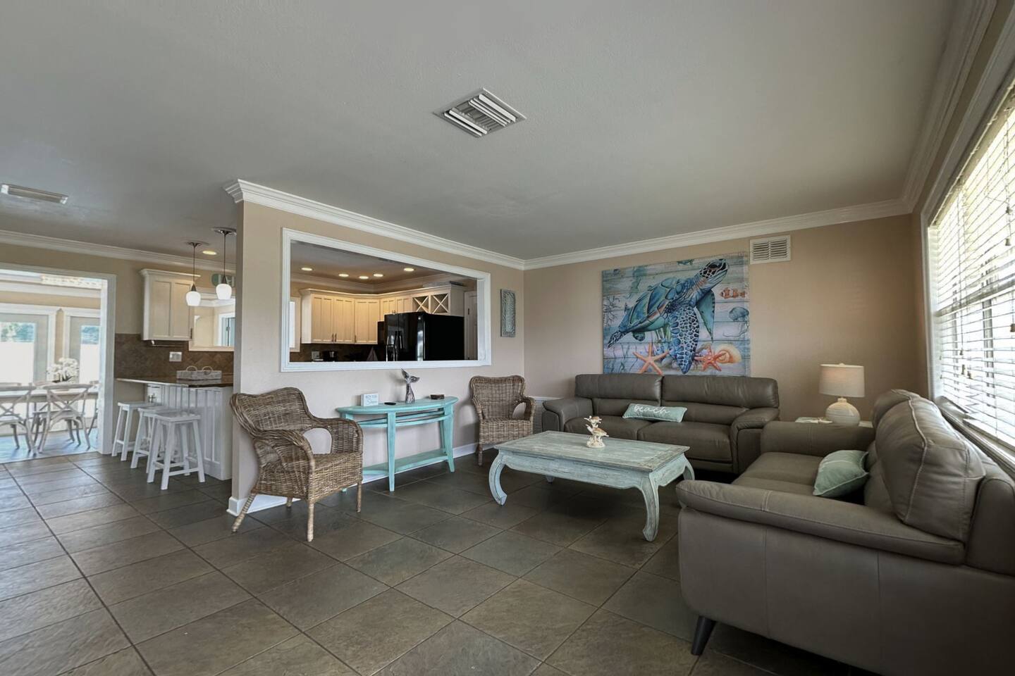 BIG LANAI/POOL HOUSE-BBQ/NEAR BEACH/WATERPARK/DOWNTOWN/SHOP/LAKE/PINELLAS TRAIL!