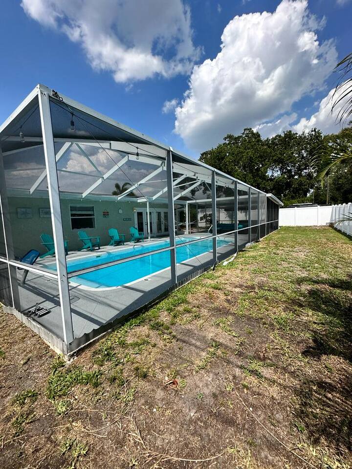 BIG LANAI/POOL HOUSE-BBQ/NEAR BEACH/WATERPARK/DOWNTOWN/SHOP/LAKE/PINELLAS TRAIL!