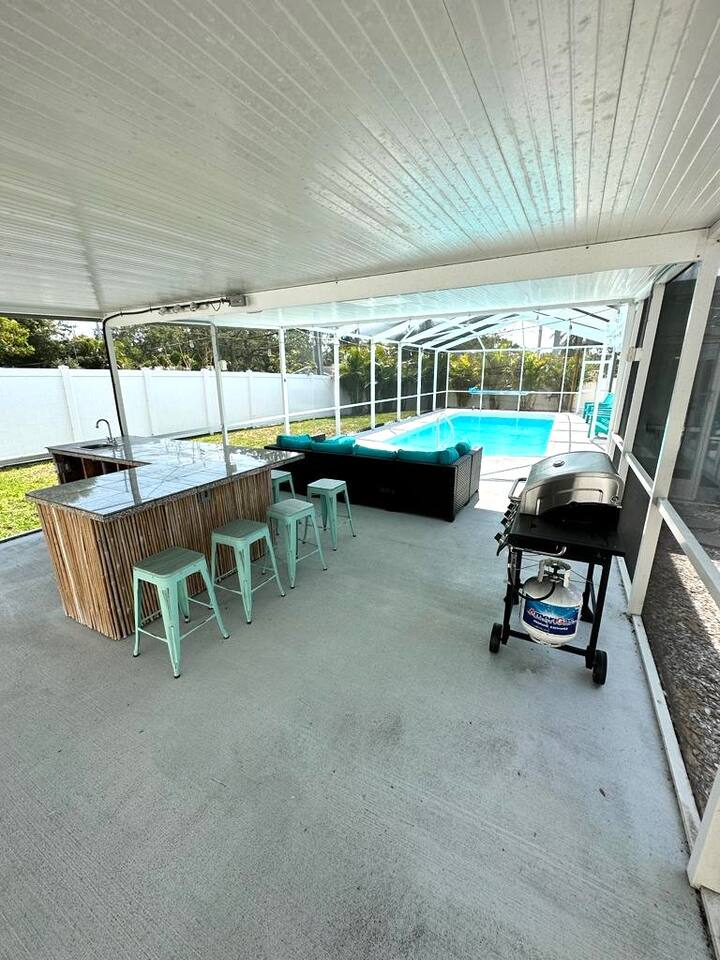 BIG LANAI/POOL HOUSE-BBQ/NEAR BEACH/WATERPARK/DOWNTOWN/SHOP/LAKE/PINELLAS TRAIL!