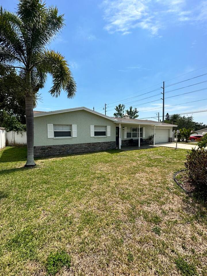 BIG LANAI/POOL HOUSE-BBQ/NEAR BEACH/WATERPARK/DOWNTOWN/SHOP/LAKE/PINELLAS TRAIL!