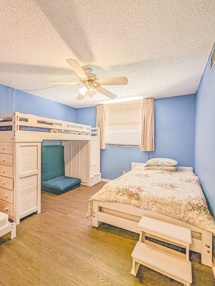 WATERFRONT CONDO-POOL-MINS FROM BEACH/WATER SPORTS