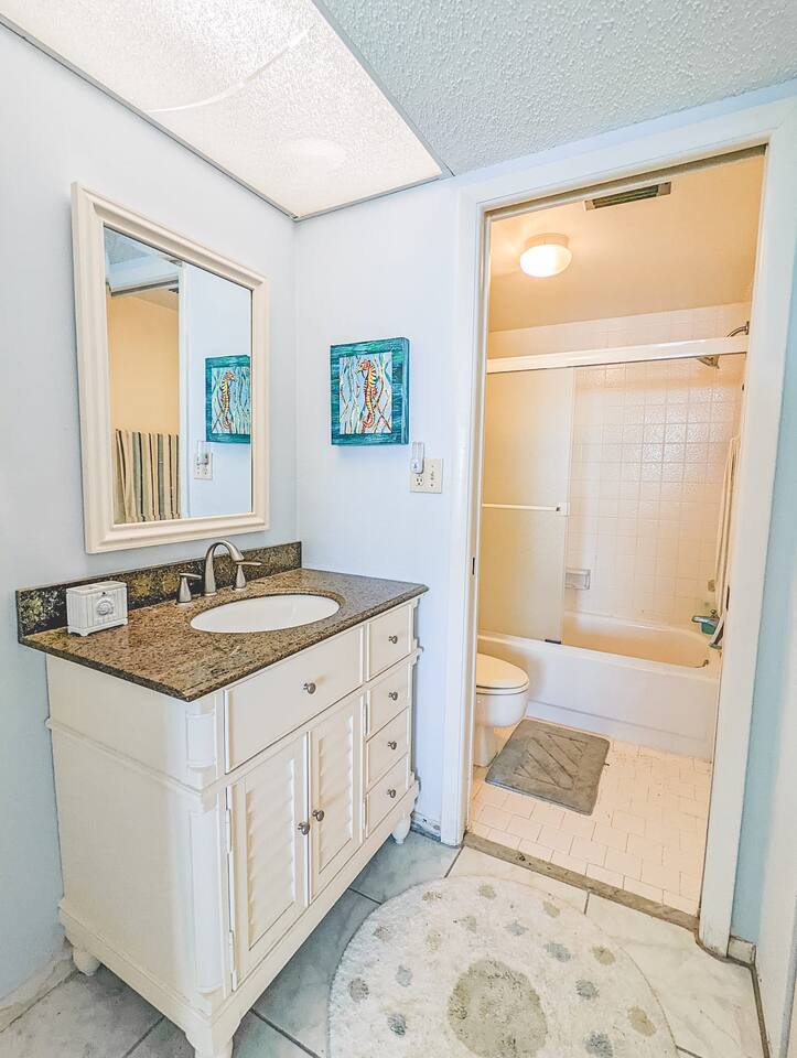 WATERFRONT CONDO-POOL-MINS FROM BEACH/WATER SPORTS