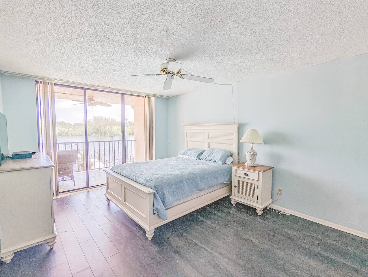 WATERFRONT CONDO-POOL-MINS FROM BEACH/WATER SPORTS