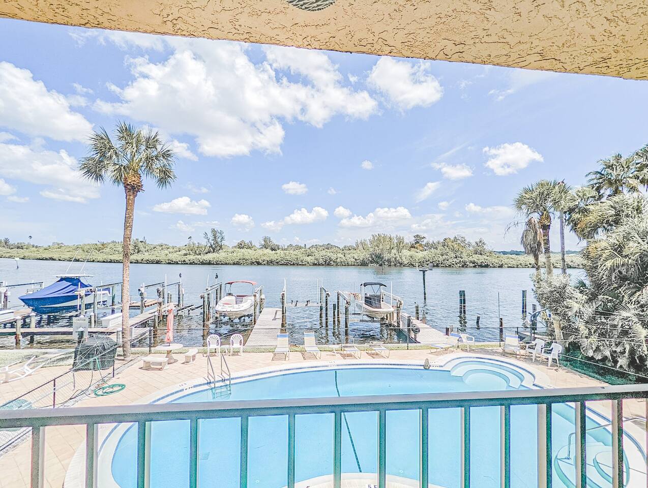 WATERFRONT CONDO-POOL-MINS FROM BEACH/WATER SPORTS