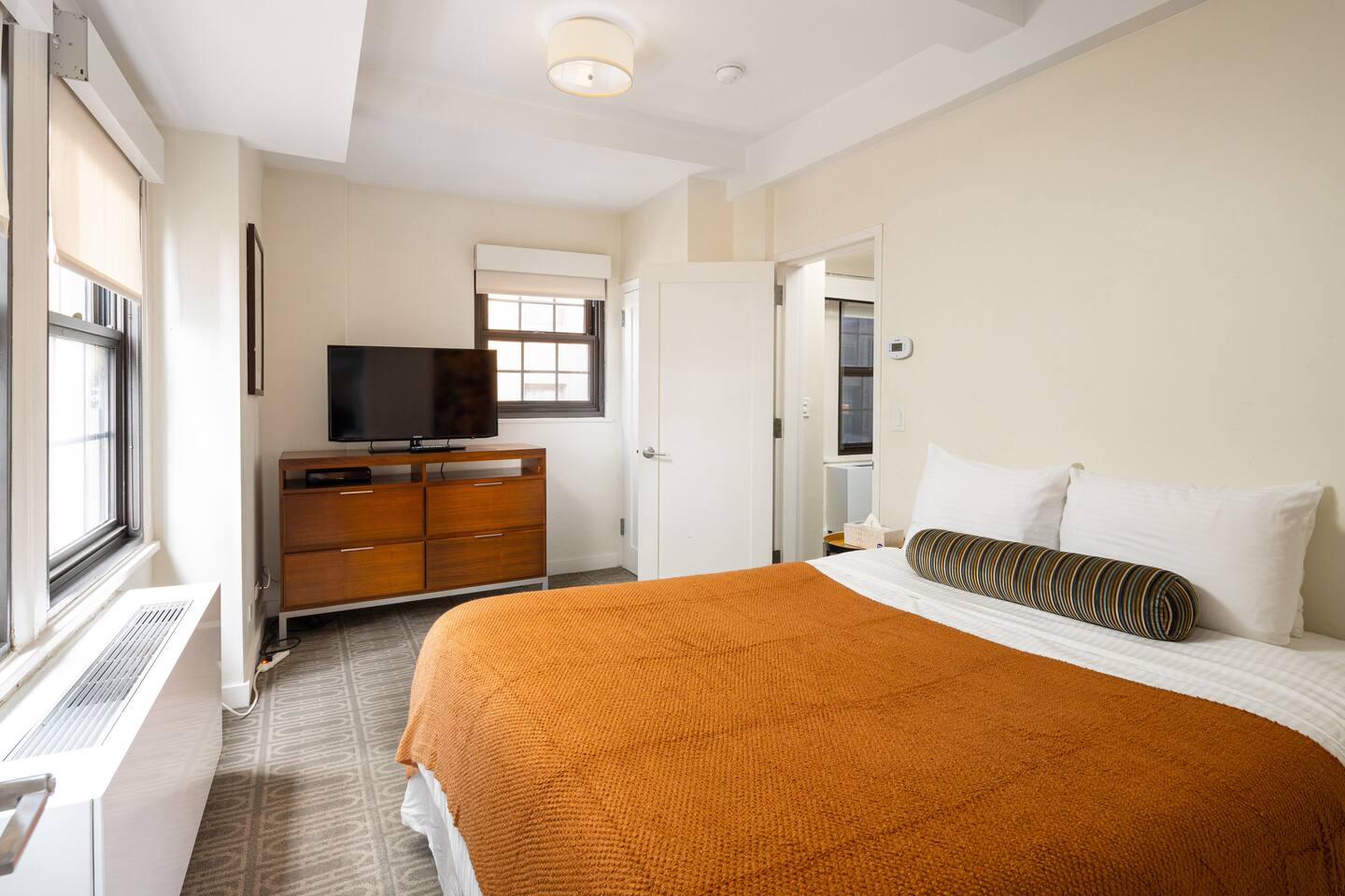 Large Midtown 1BD w/ doorman, gym nr Central Park