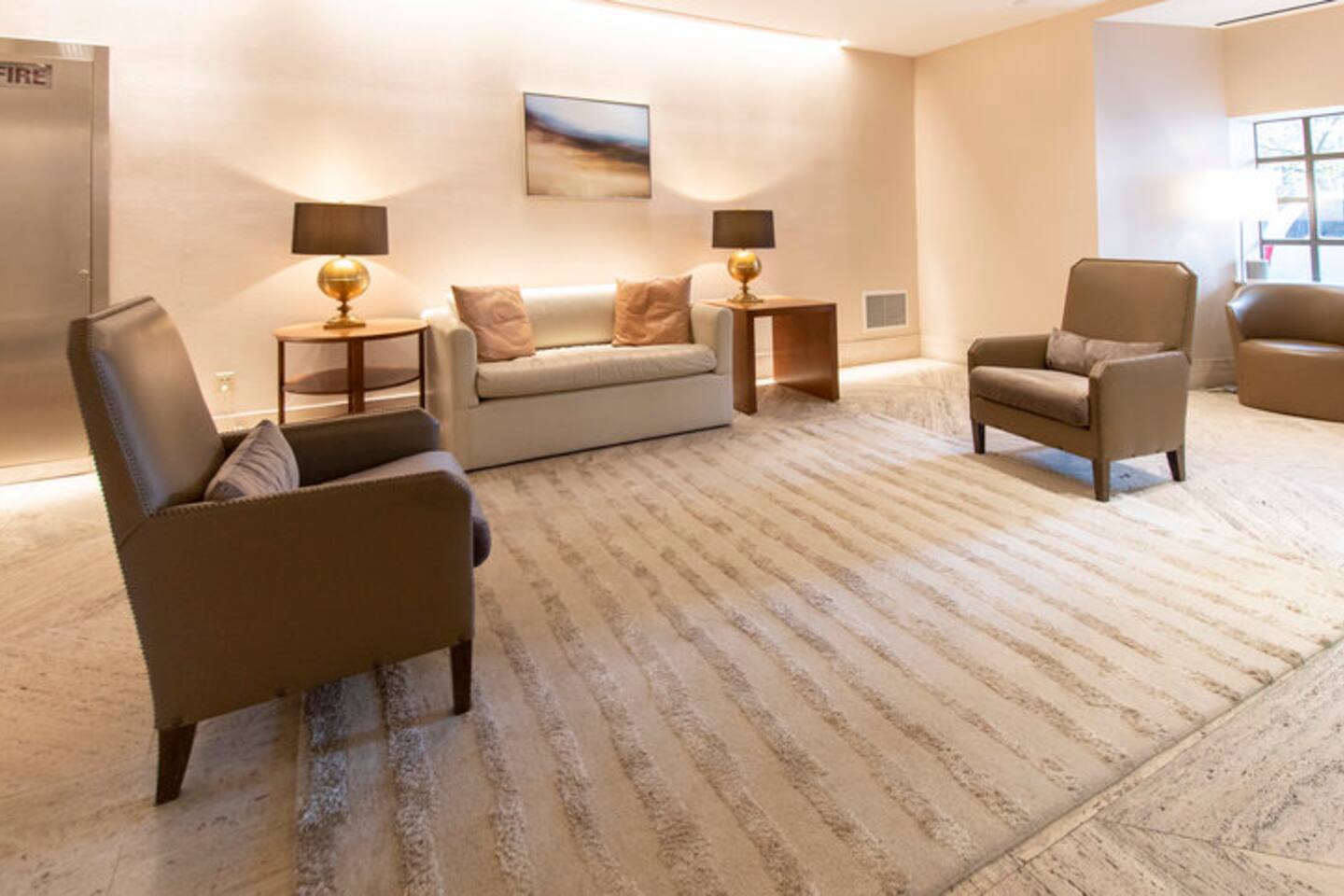 Large Midtown 1BD w/ doorman, gym nr Central Park