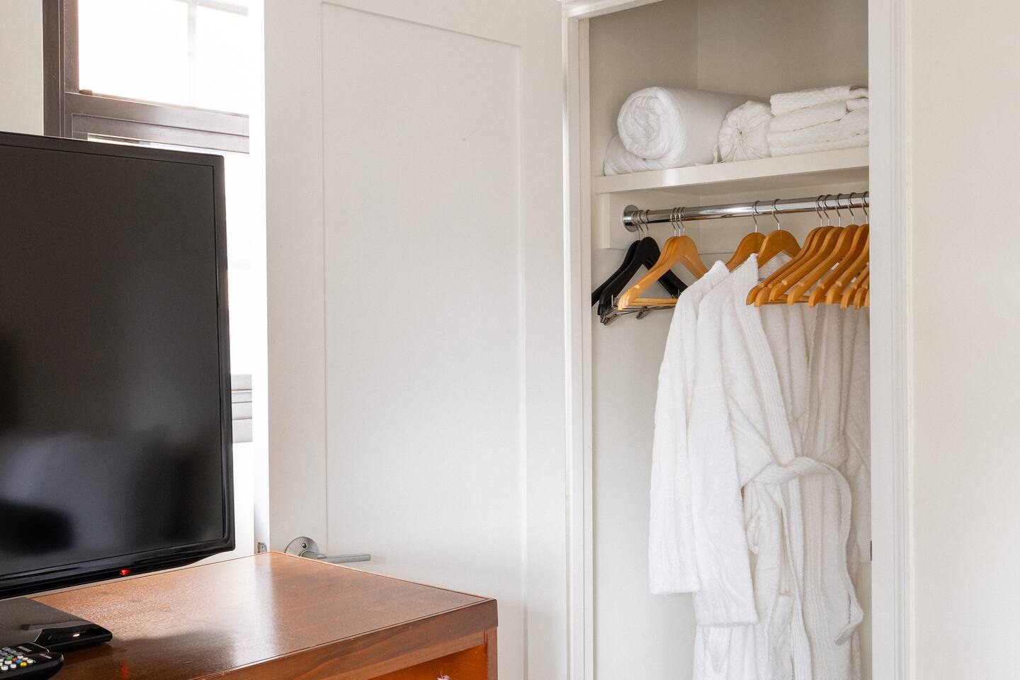 Large Midtown 1BD w/ doorman, gym nr Central Park
