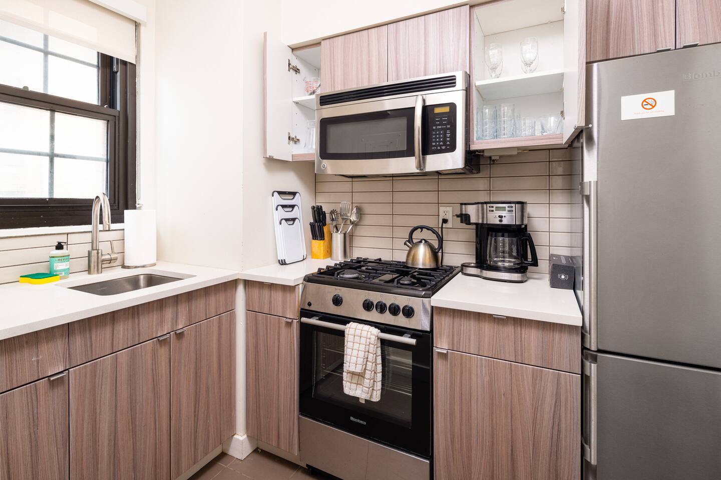 Large Midtown 1BD w/ doorman, gym nr Central Park