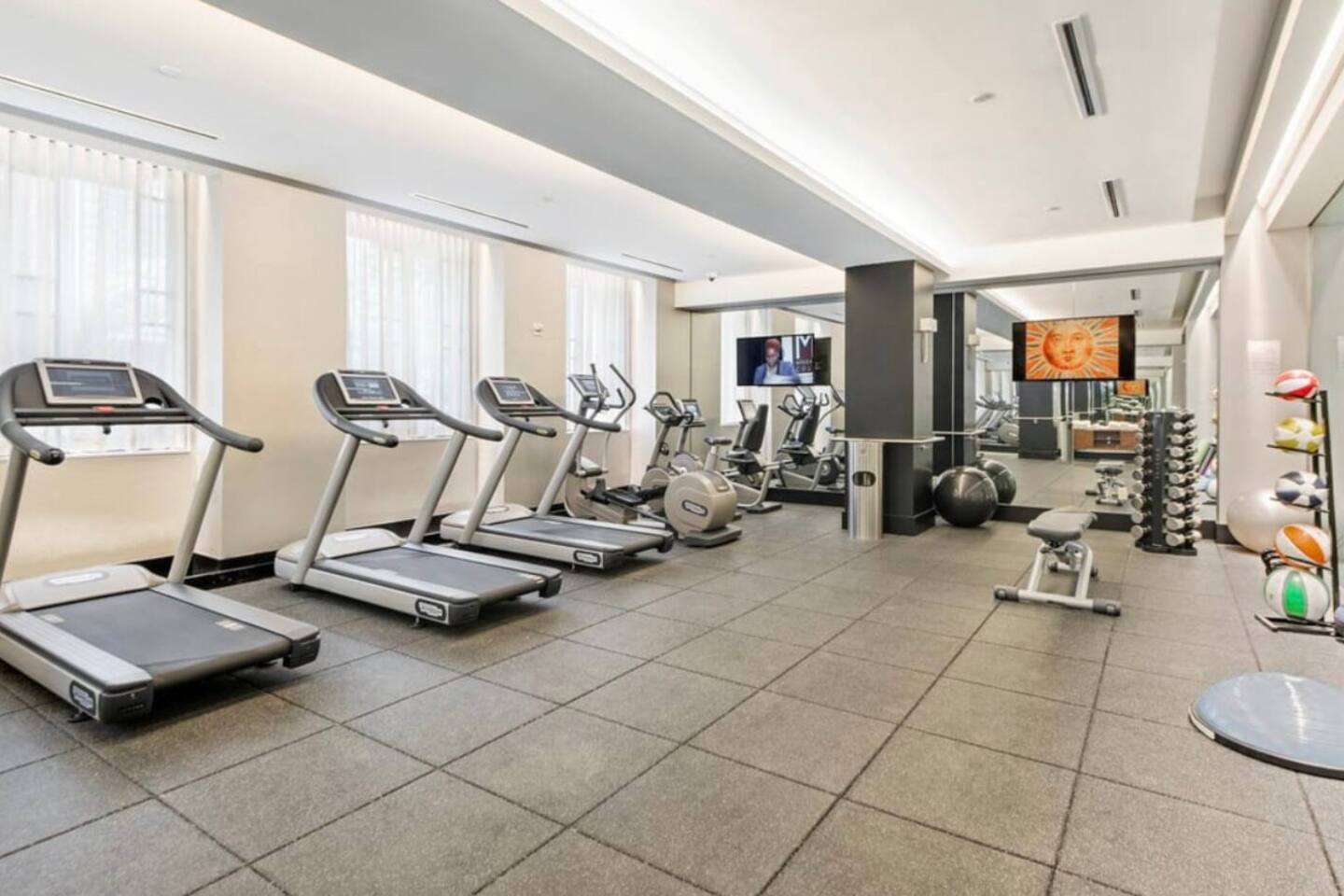 Large Midtown 1BD w/ doorman, gym nr Central Park