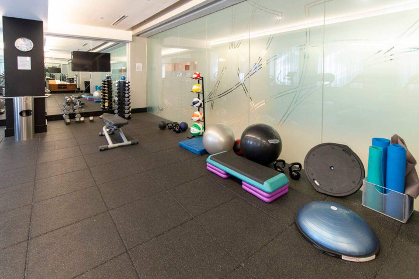 Large Midtown 1BD w/ doorman, gym nr Central Park