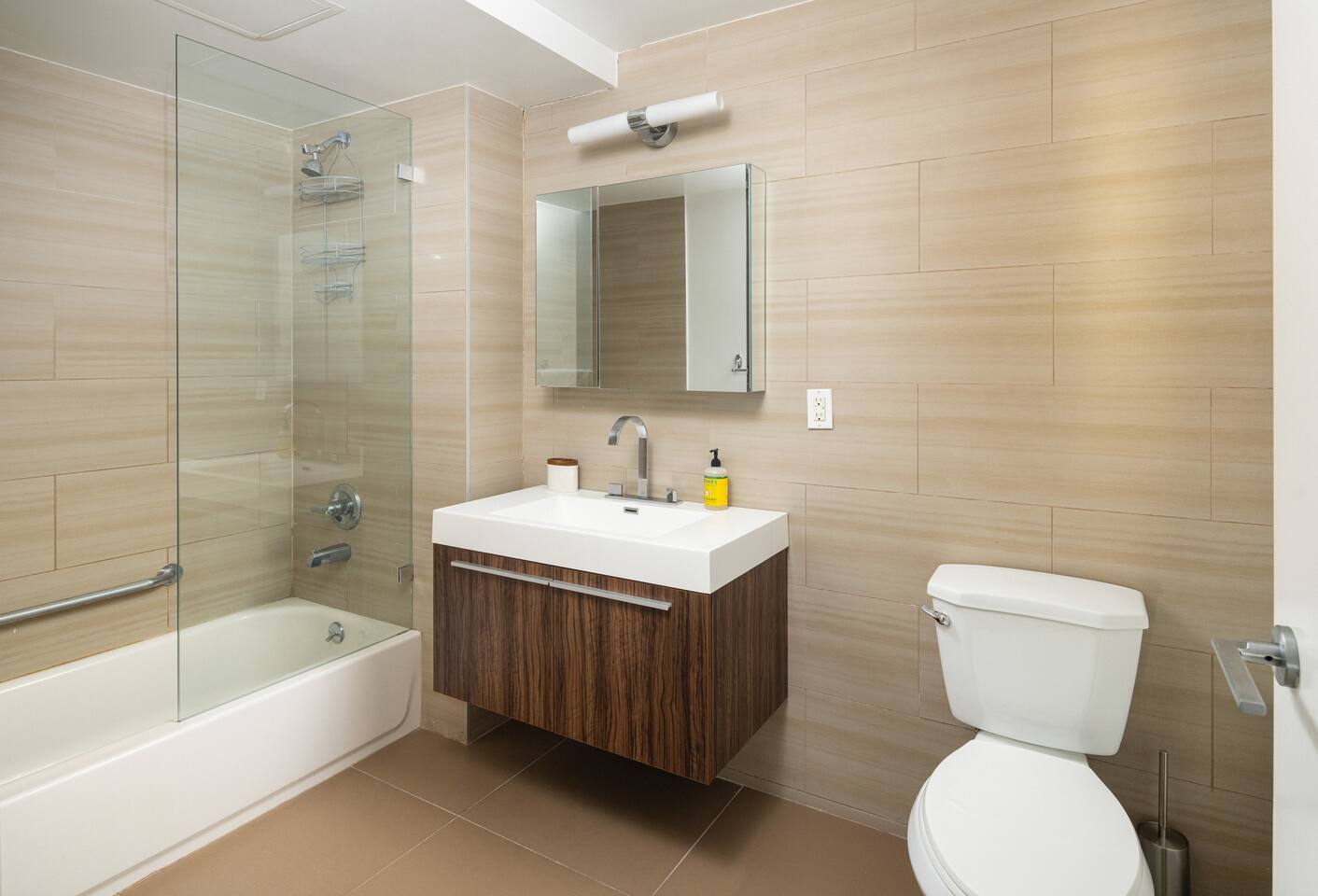 Large Upper East Side 1BD Elevator Rooftop