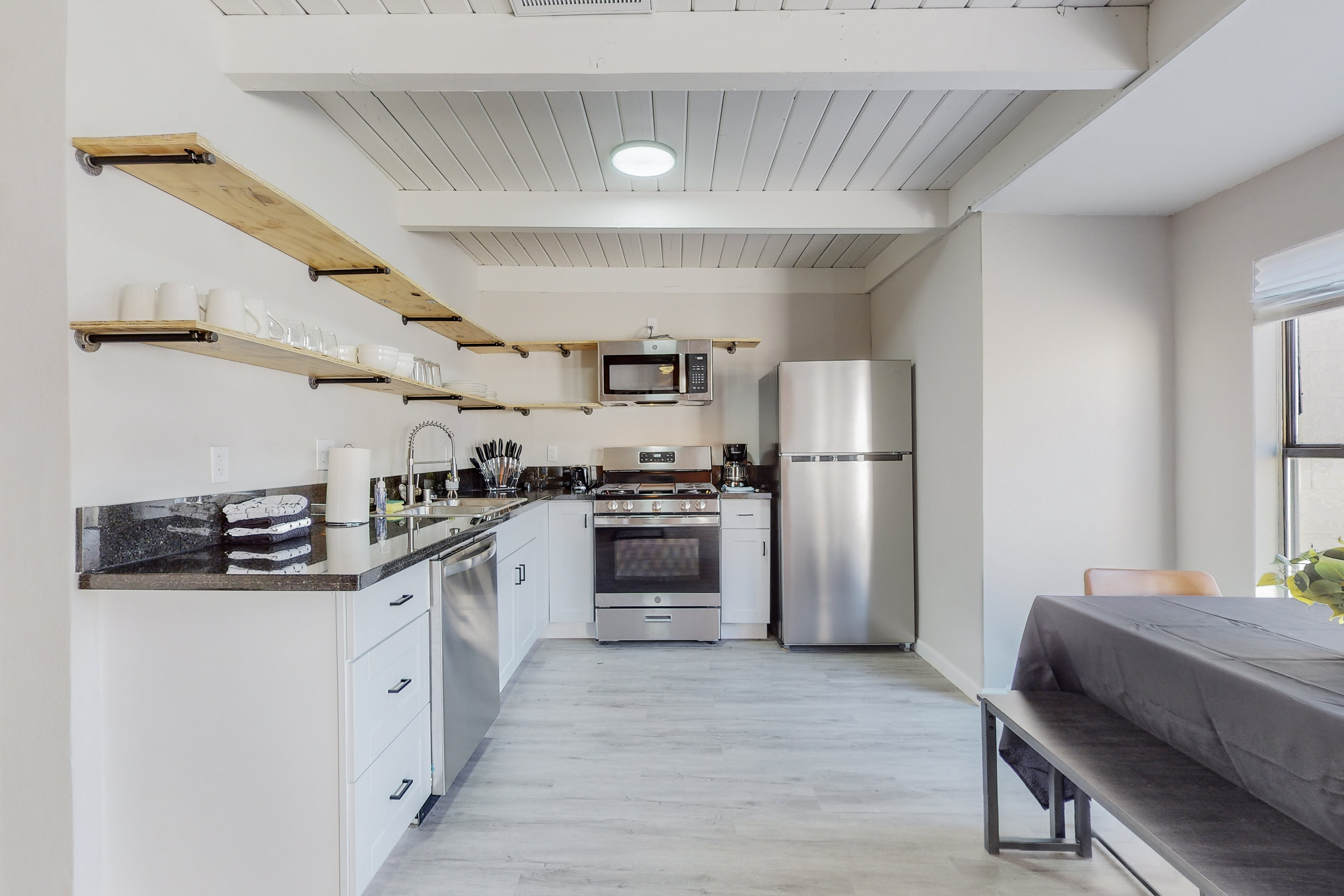 ⟫ Dog Run & Courtyard 2 Bedroom Apt w/King Bed W&D