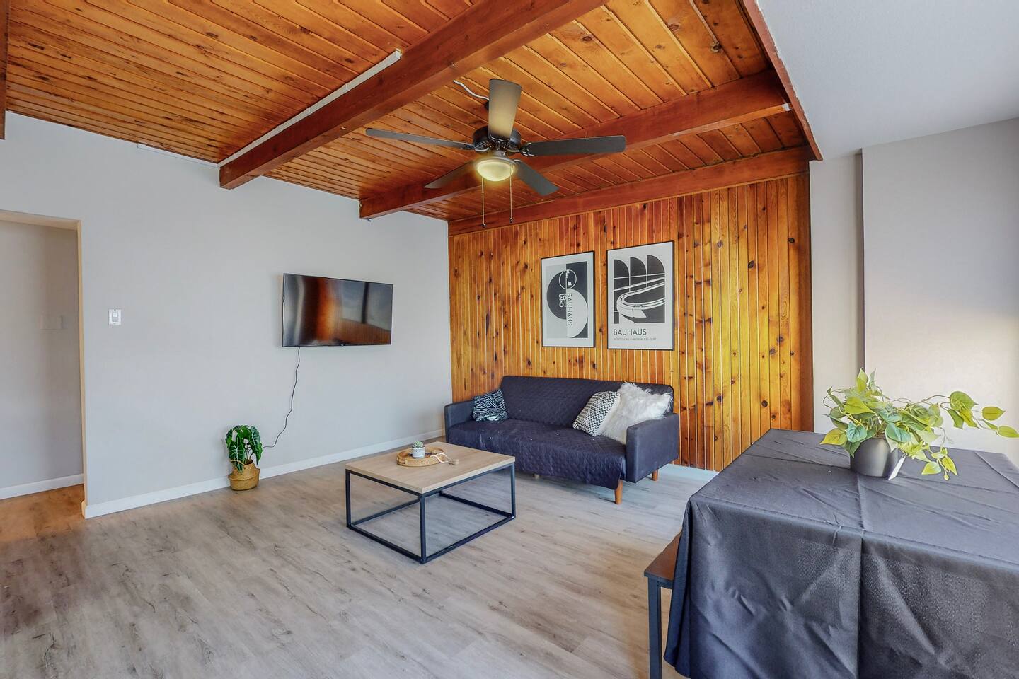⟫ Dog Run & Courtyard 2 Bedroom Apt w/King Bed W&D