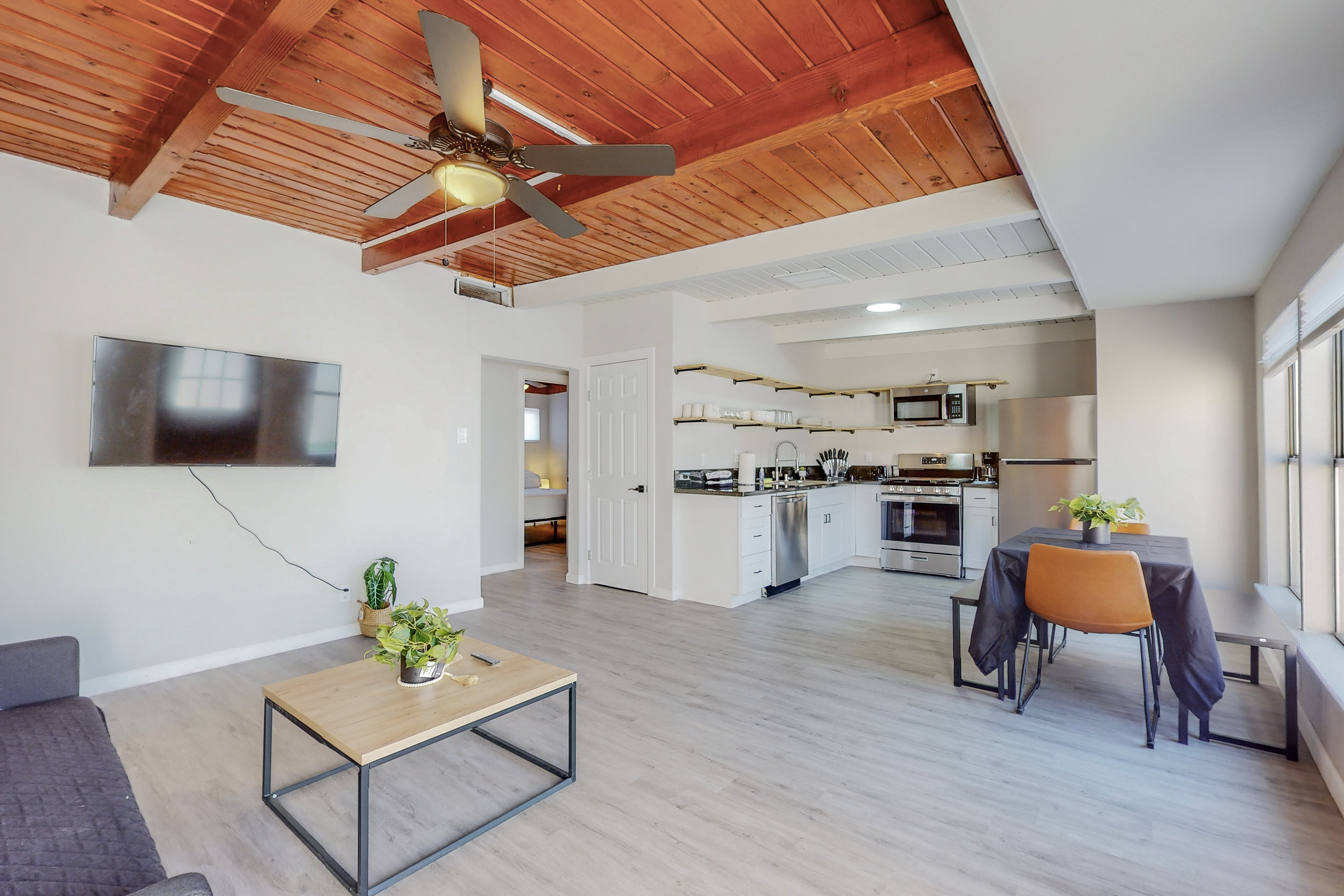 ⟫ Dog Run & Courtyard 2 Bedroom Apt w/King Bed W&D