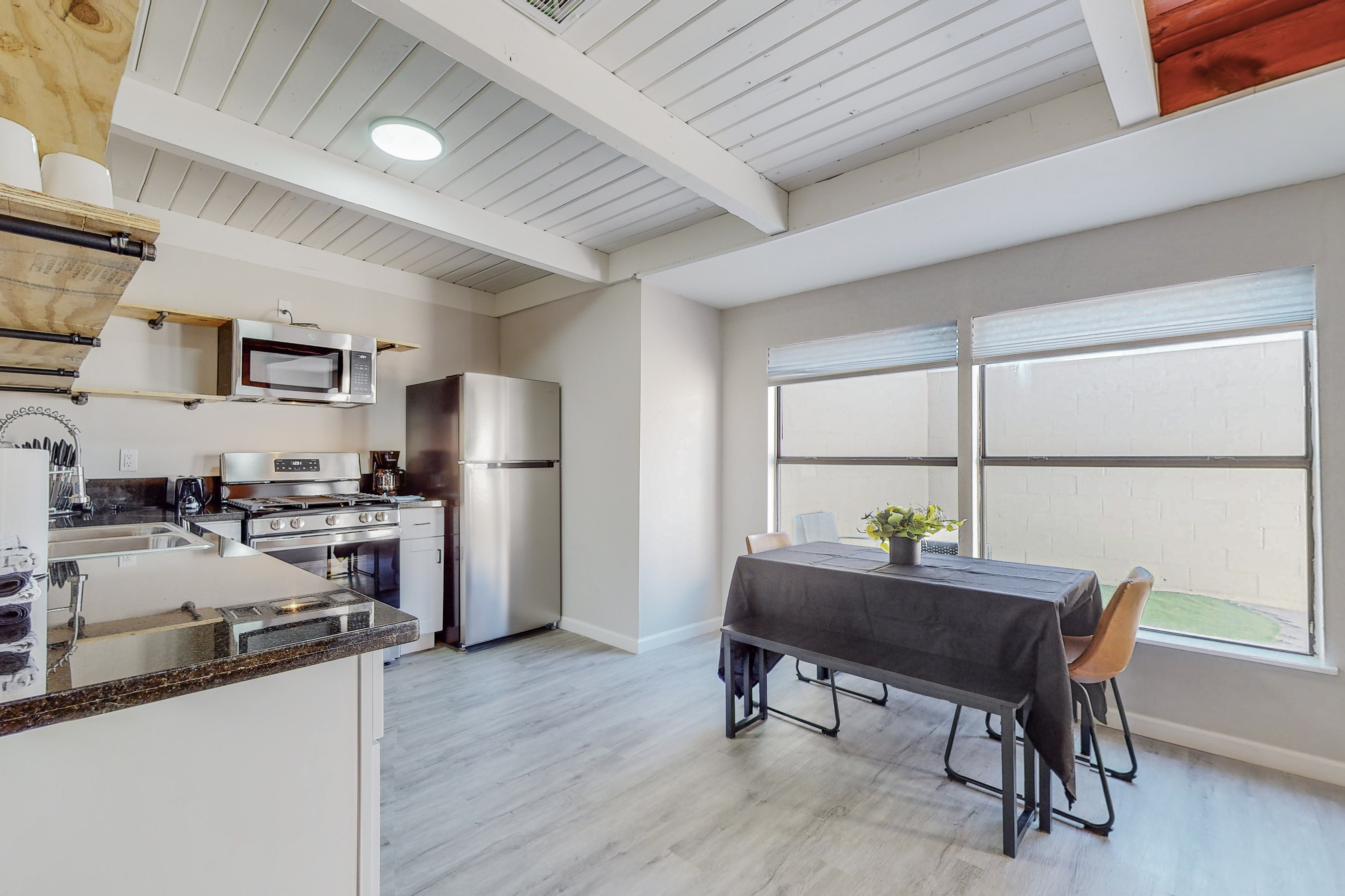 ⟫ Dog Run & Courtyard 2 Bedroom Apt w/King Bed W&D