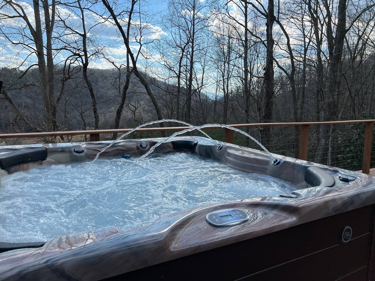 Wonderful cabin tucked in the woods /w Hot tub — Mountain City — vacation rental