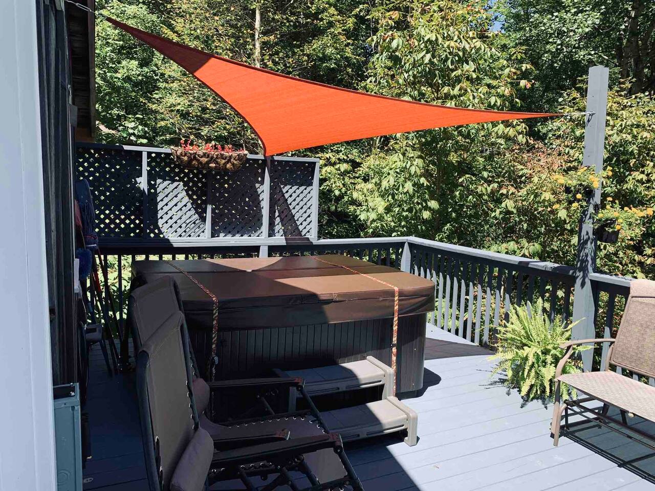 Romantic Chalet w/ Hot Tub close to Roan Mountain