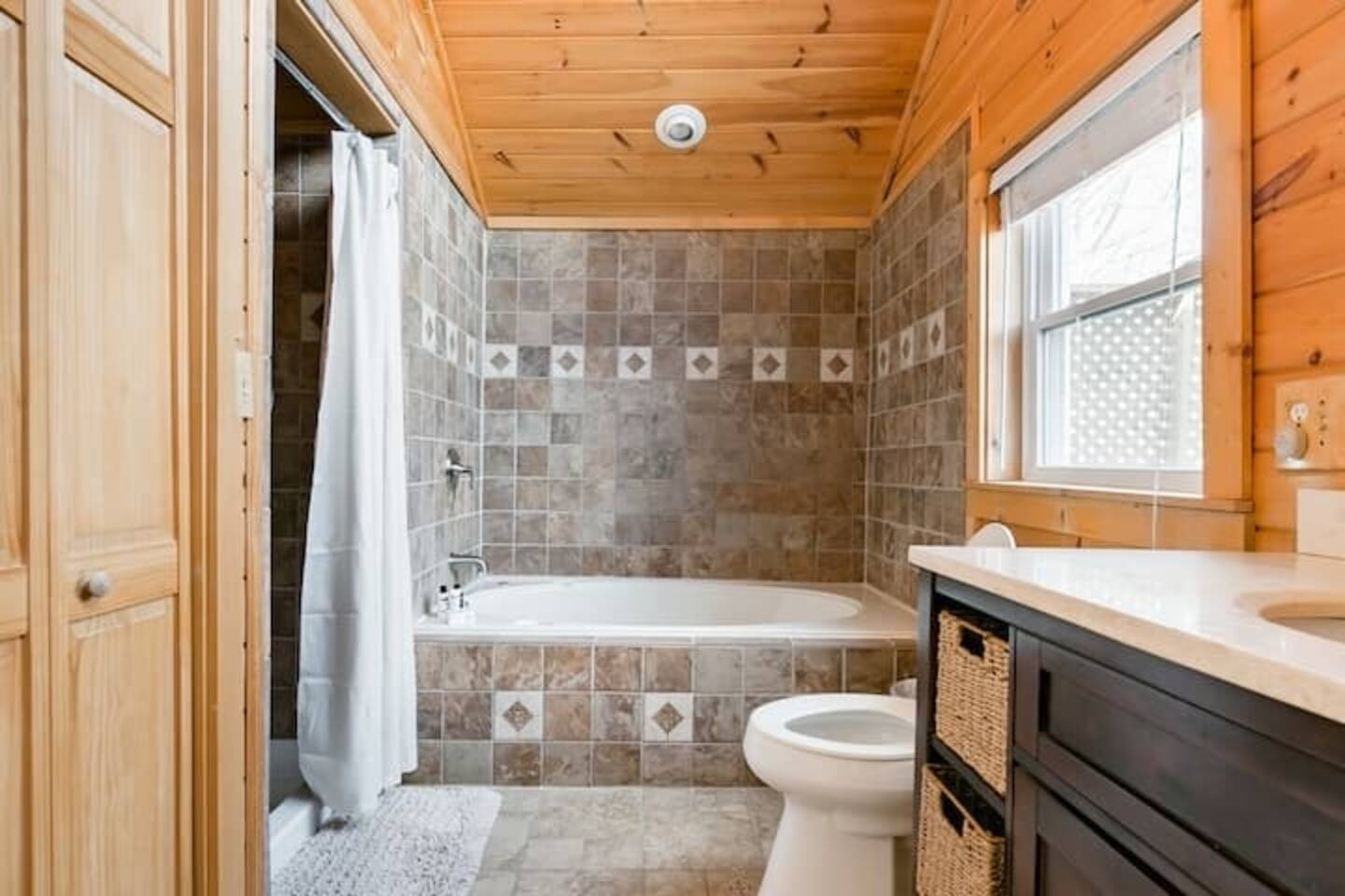 Romantic Chalet w/ Hot Tub close to Roan Mountain