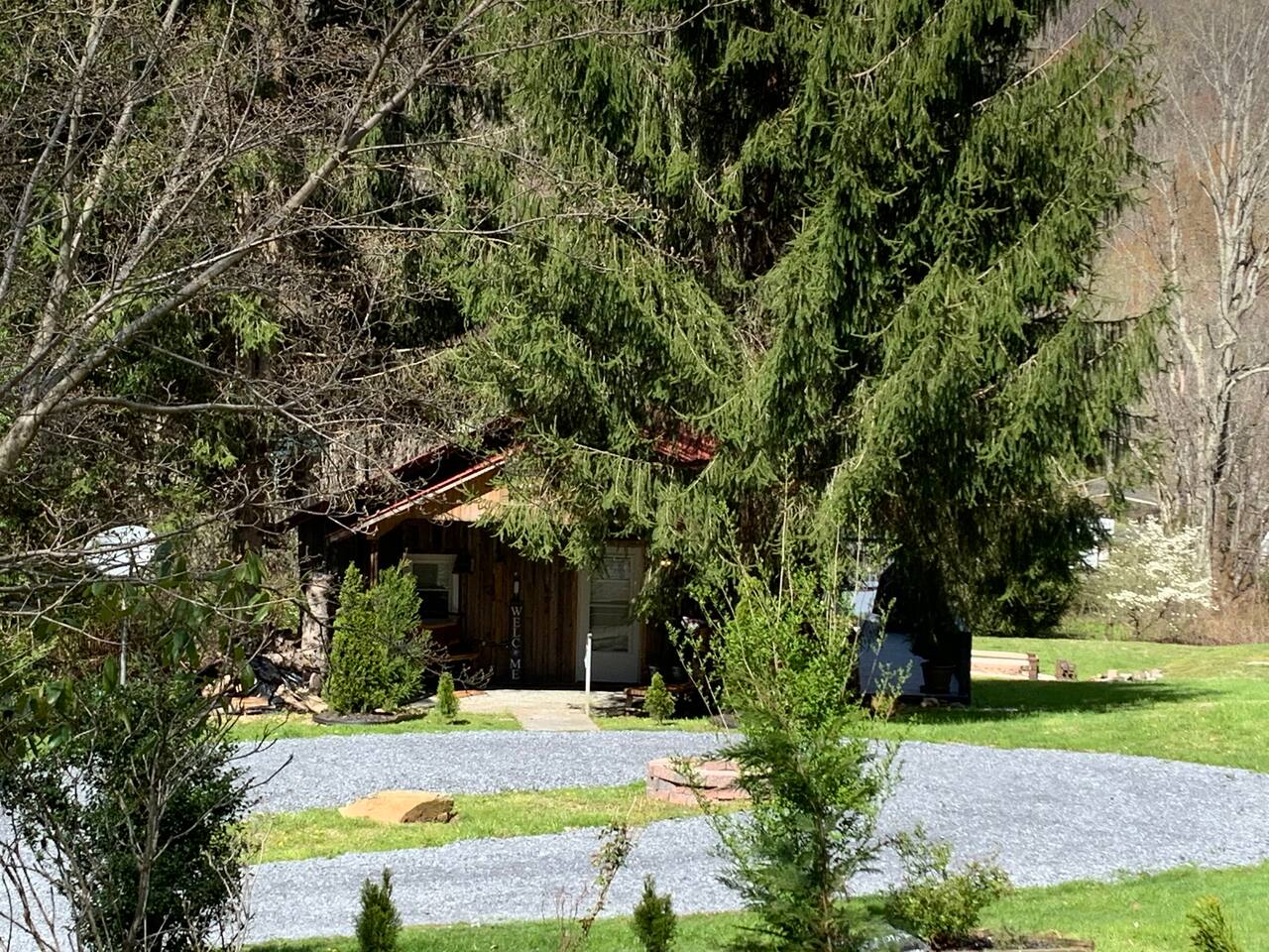 Romantic Chalet w/ Hot Tub close to Roan Mountain
