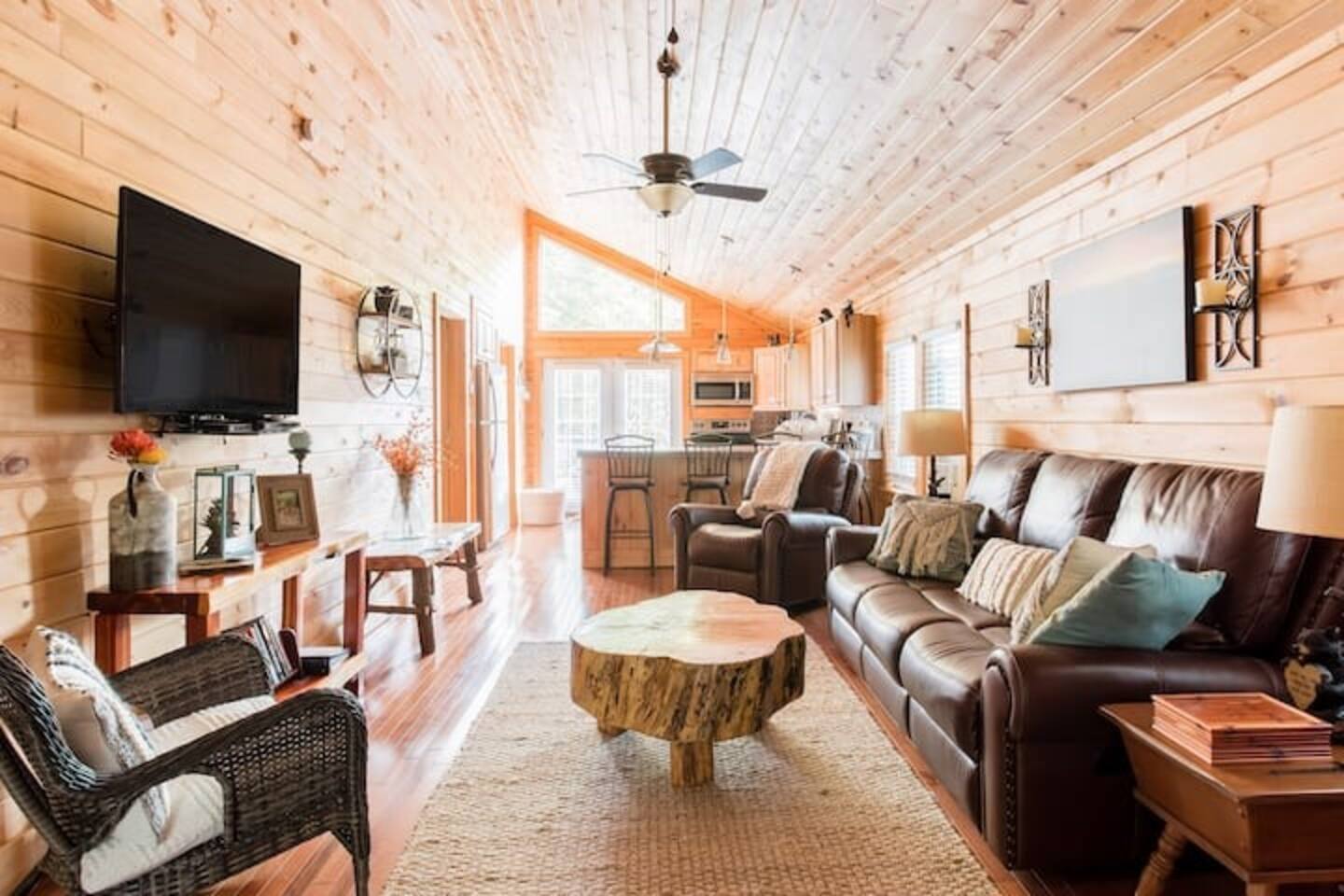 Romantic Chalet w/ Hot Tub close to Roan Mountain