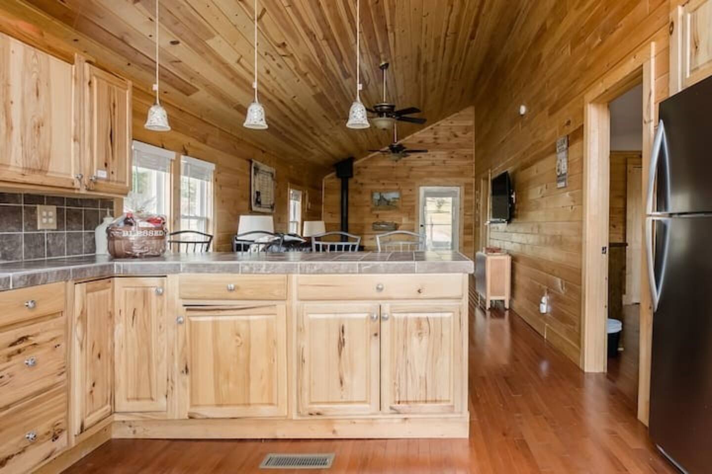 Romantic Chalet w/ Hot Tub close to Roan Mountain