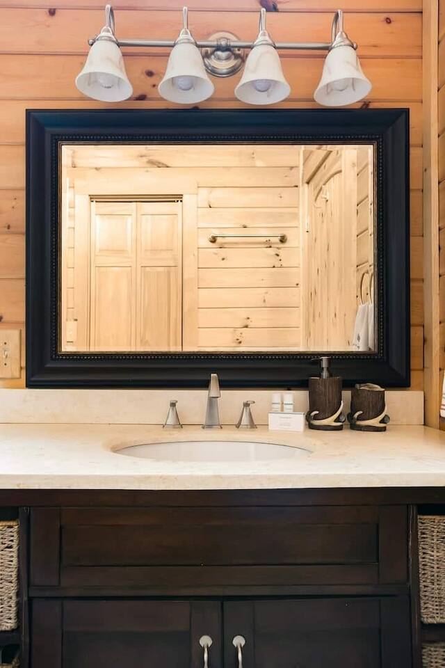 Romantic Chalet w/ Hot Tub close to Roan Mountain