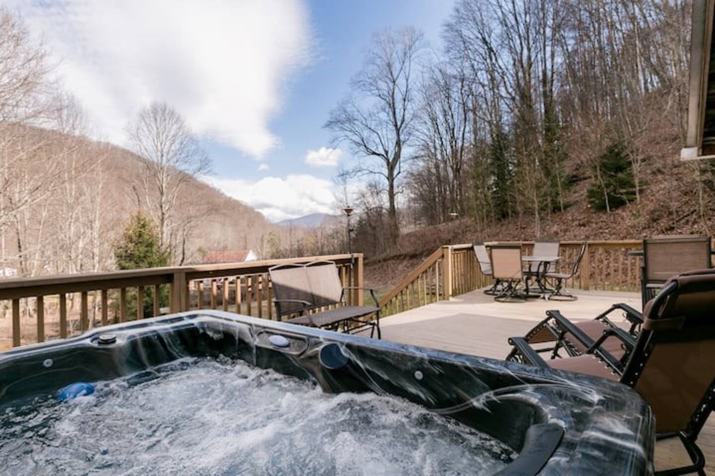 Romantic Chalet w/ Hot Tub close to Roan Mountain — Roan Mountain — vacation rental