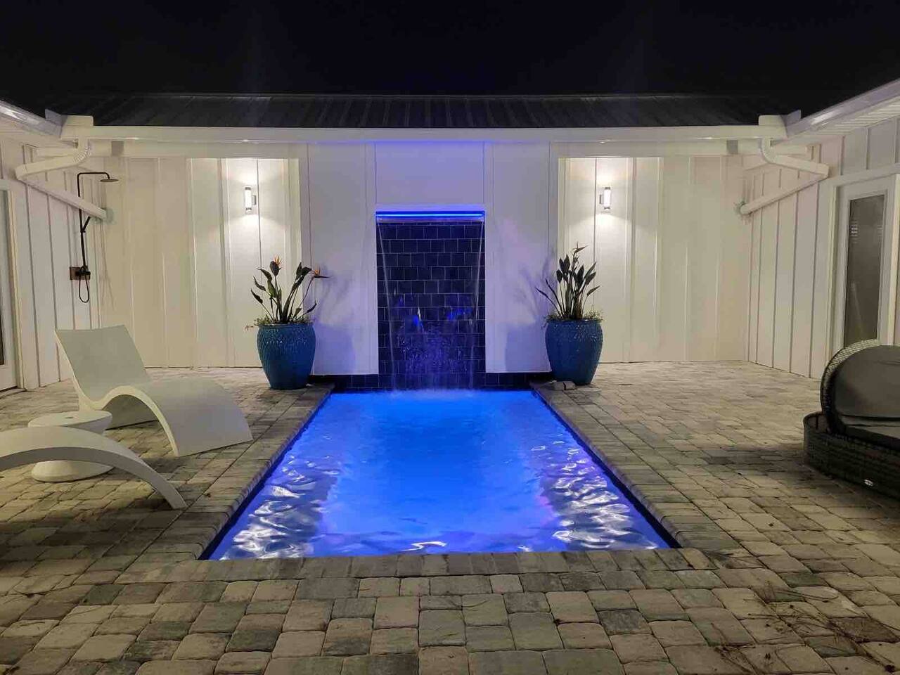 Luxury Group Oasis: 2 Villas, Secluded Pool, Sauna