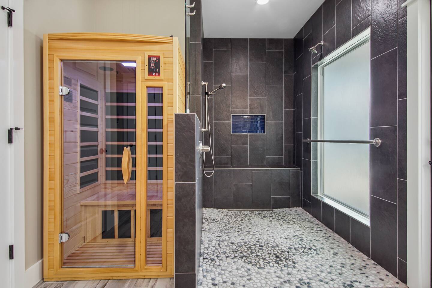 Luxury Group Oasis: 2 Villas, Secluded Pool, Sauna