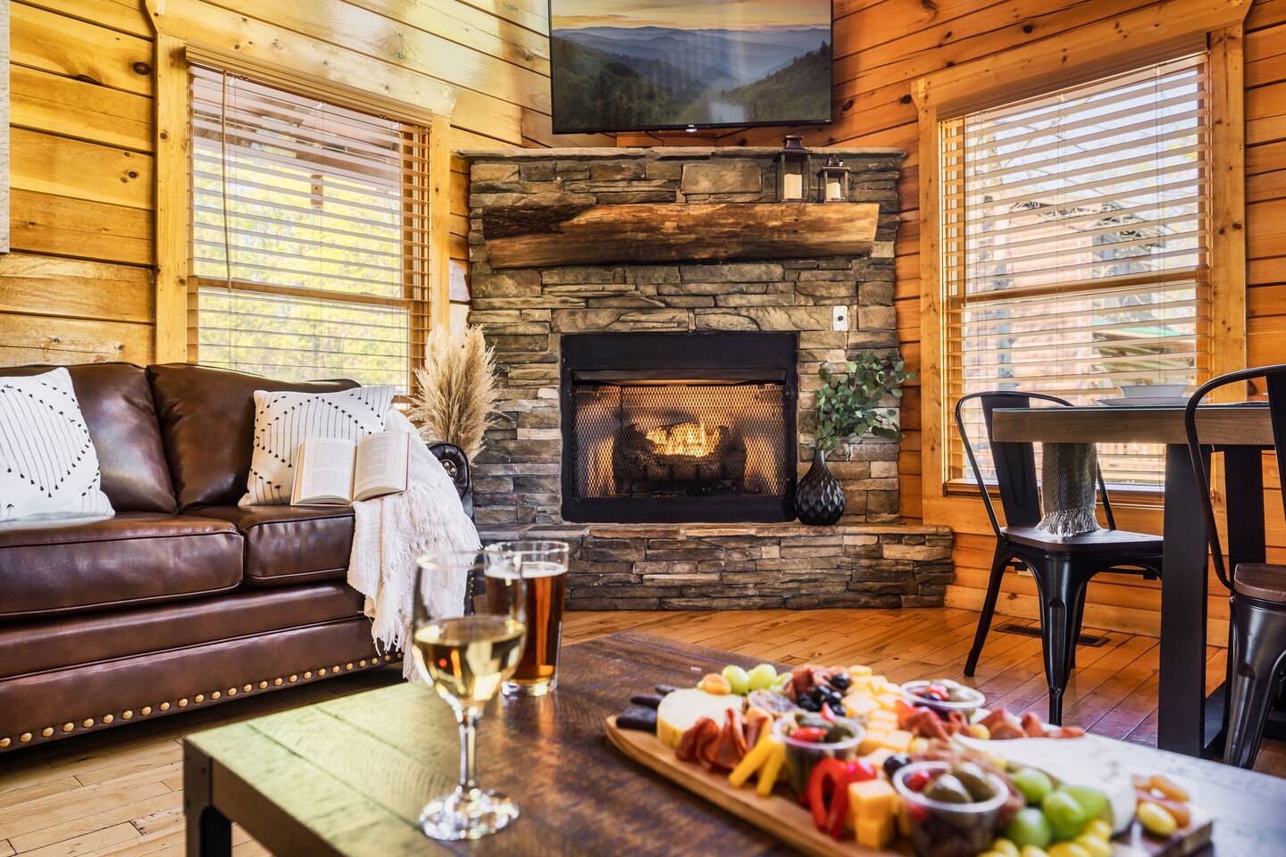 Big Family Cabin, Game Room, HotTub, Firepit, View