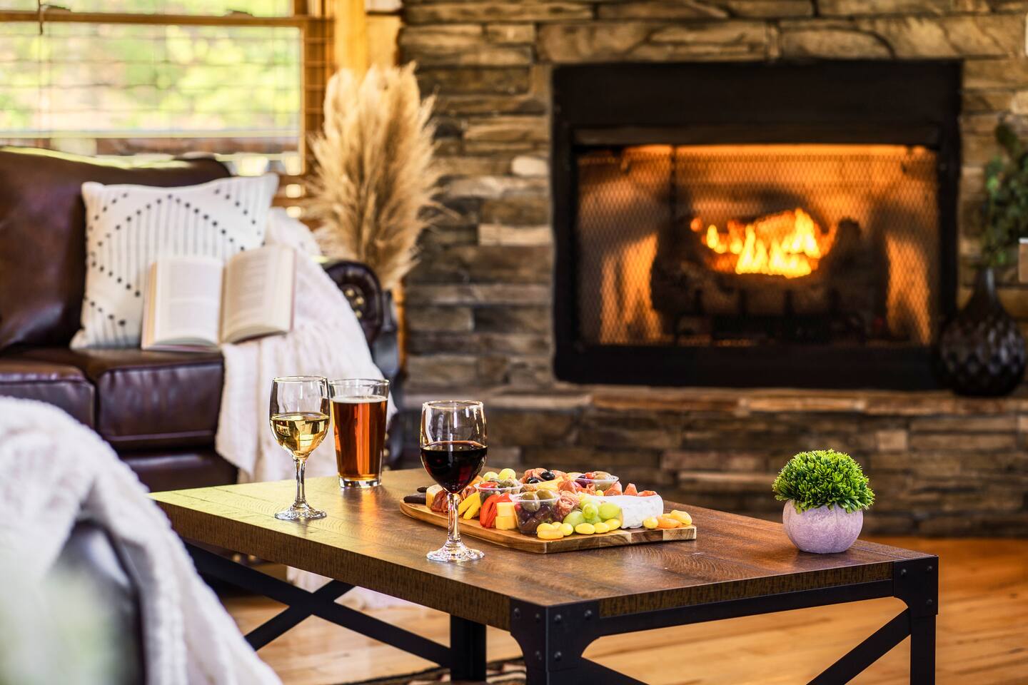 Big Family Cabin, Game Room, HotTub, Firepit, View