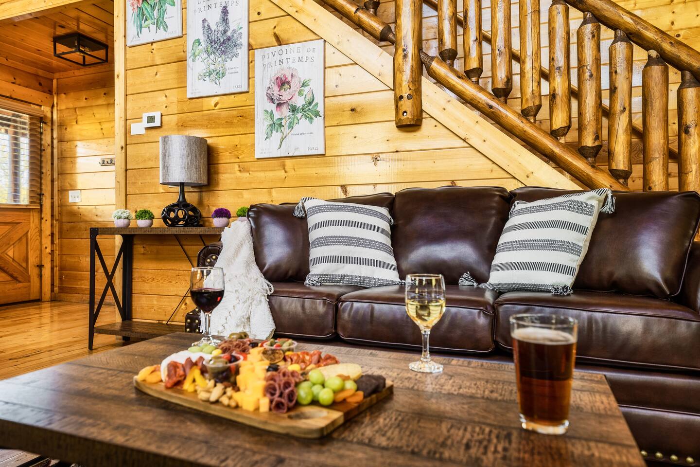 Big Family Cabin, Game Room, HotTub, Firepit, View