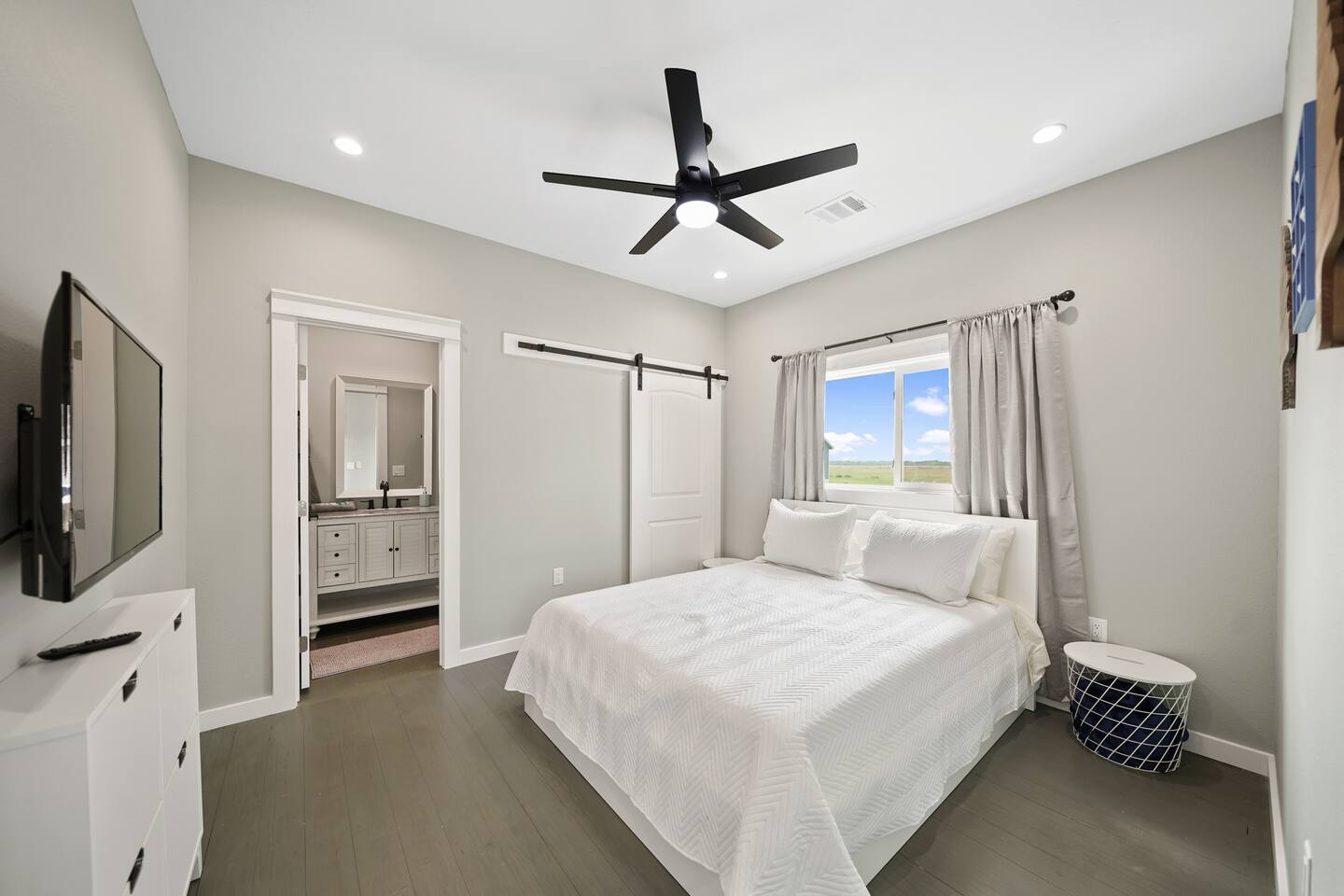 Ocean Views! Pets Welcome! Pool and Playground!