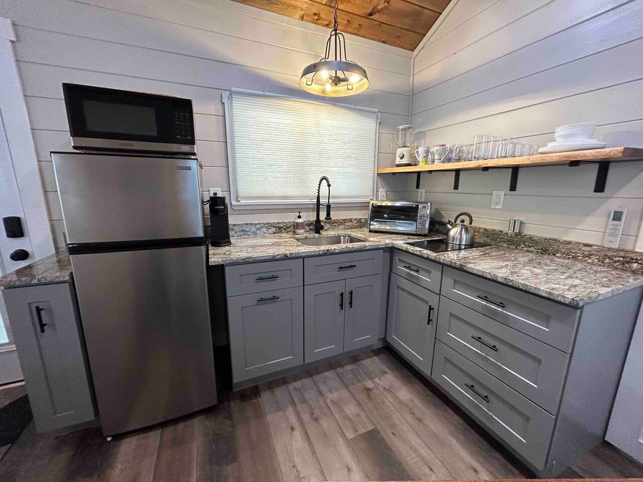 Cozy Retreat • Near Town/Train/Breweries • Hot Tub