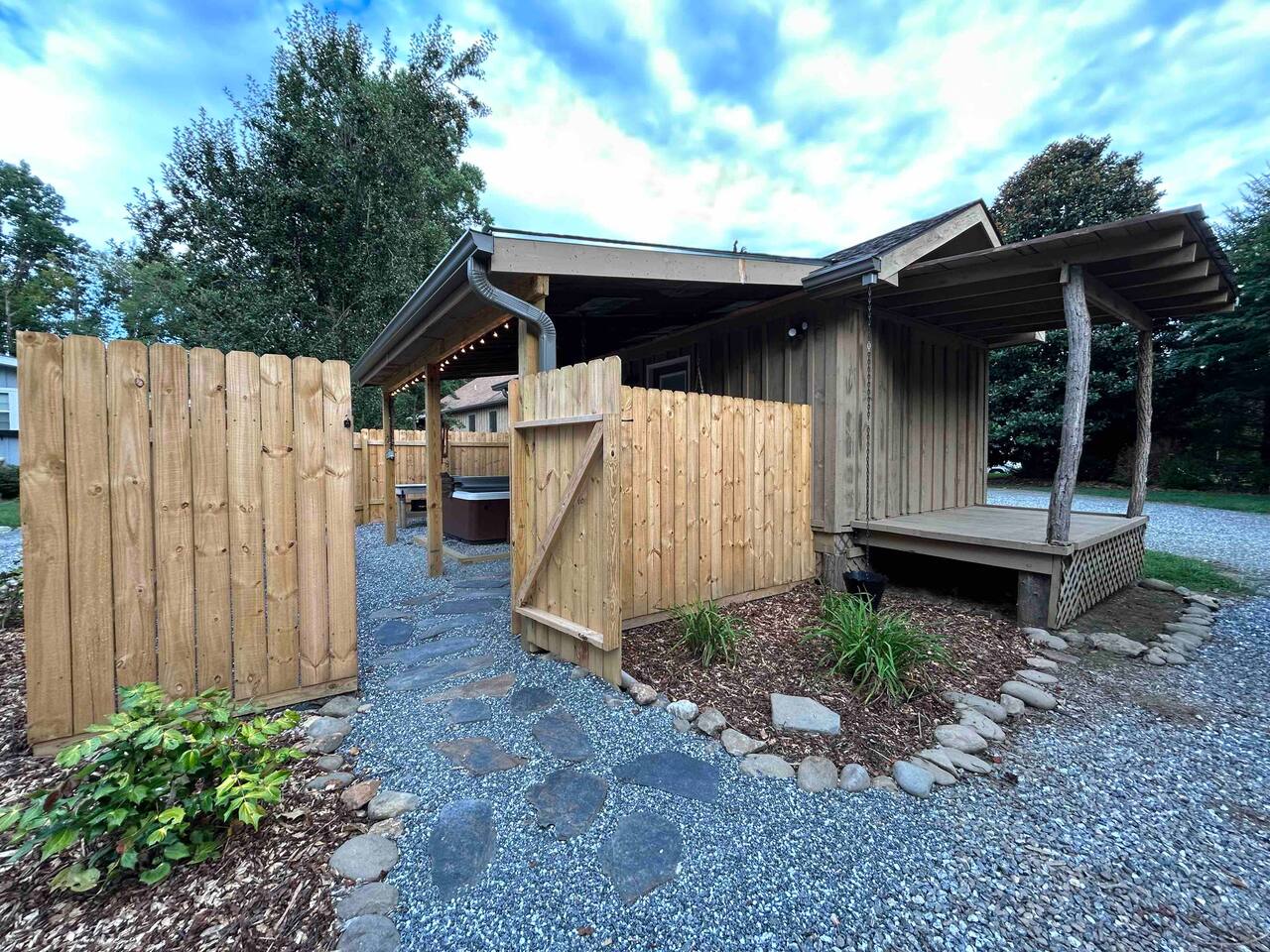 Cozy Retreat • Near Town/Train/Breweries • Hot Tub