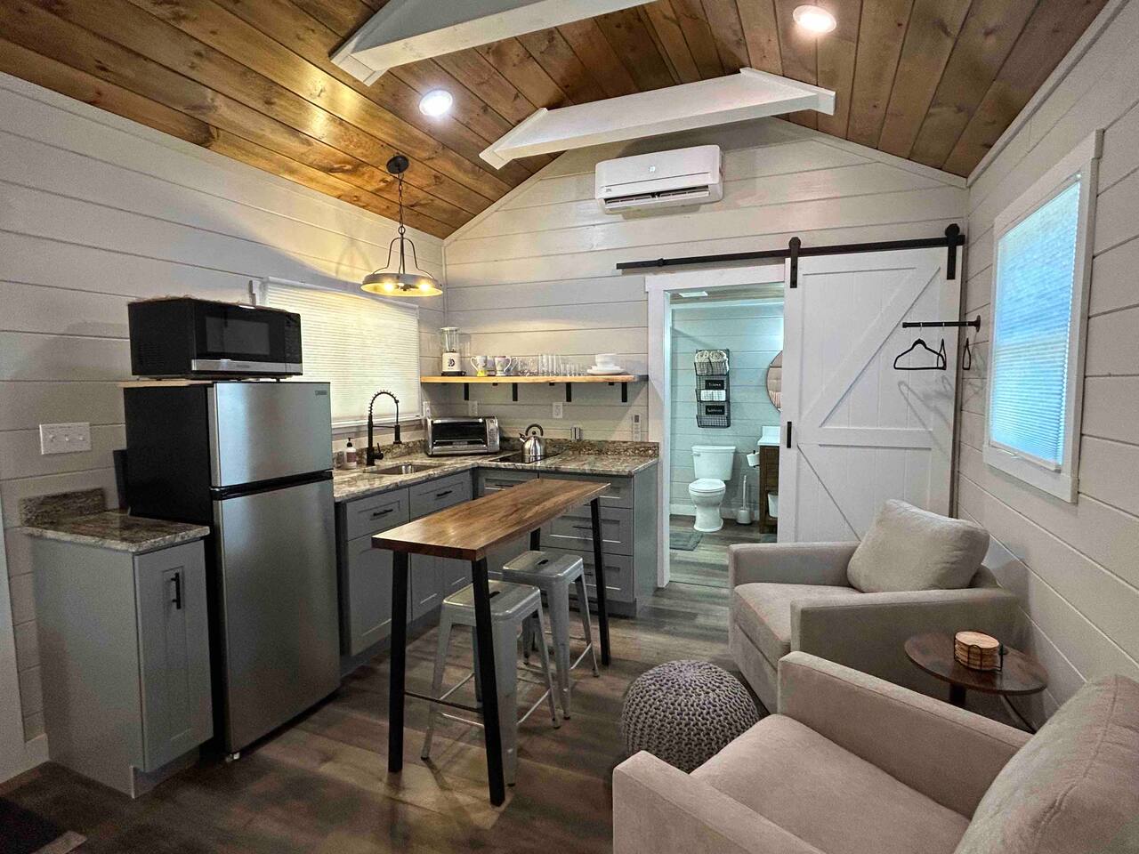 Cozy Retreat • Near Town/Train/Breweries • Hot Tub