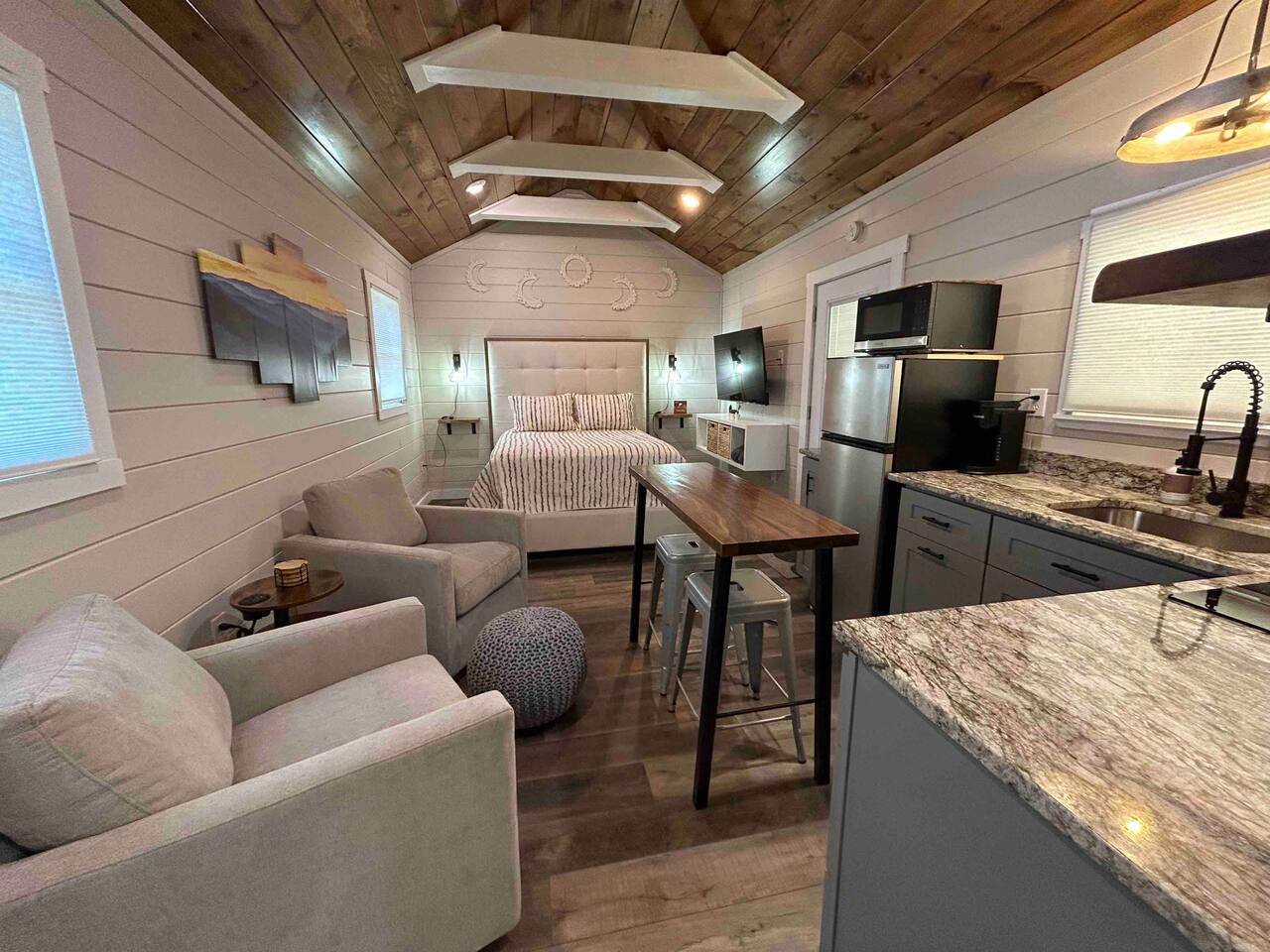 Cozy Retreat • Near Town/Train/Breweries • Hot Tub